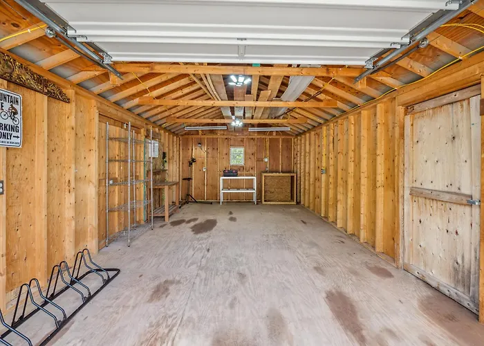 Trailblazer Lodge - Upscale, Hot Tub, Trail, Game Room, Wifi, Fire Pit, Bar, Pool Table, King Bed, View, Pet Friendly