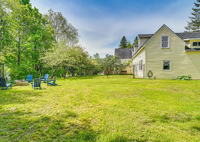Great For Groups! Spacious Wilton Getaway W/ Deck