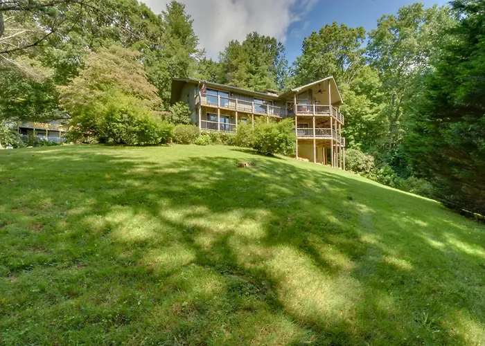 Stunning Dillard Home W/ Yard In Sky Valley!