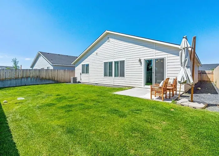 Spacious Cool Springs! Central Nampa 3 Bed