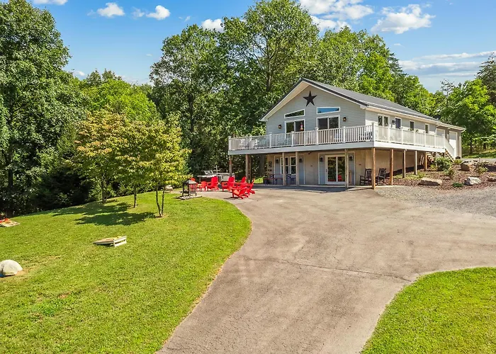 Trailblazer Lodge - Upscale, Hot Tub, Trail, Game Room, Wifi, Fire Pit, Bar, Pool Table, King Bed, View, Pet Friendly