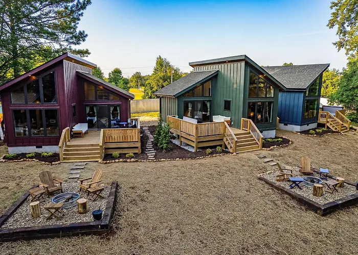 3 Cabins W/ Sauna, Hot Tubs, Pickleball, & Golf!