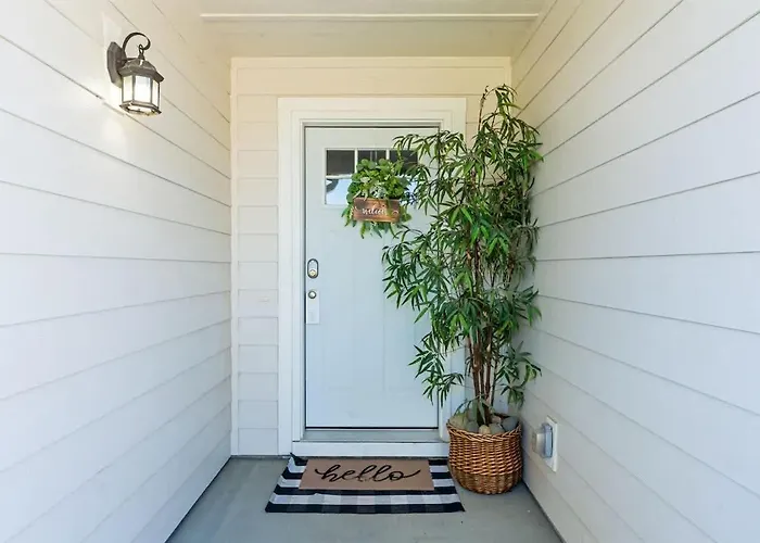 Spacious Cool Springs! Central Nampa 3 Bed