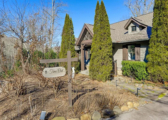 Incredible Lake Glenville Views: Cashiers Home
