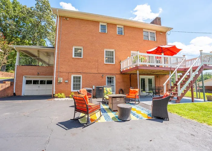 Martinsville Gem - Fireplace, Pets, Near The Park
