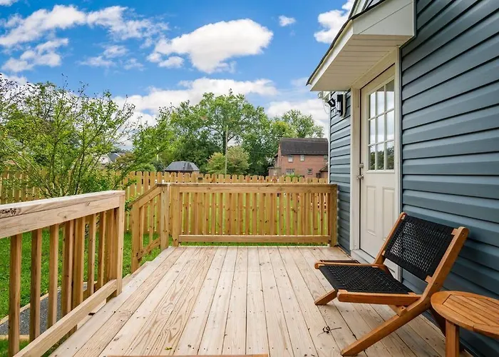 Fenced Yard, Swing Set Pawfect For Family And Dogs!