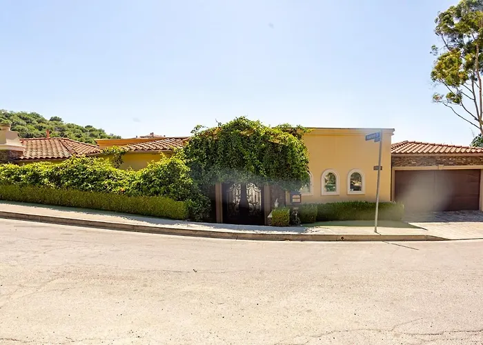 Mansion In The Hills Near Universal Studios!