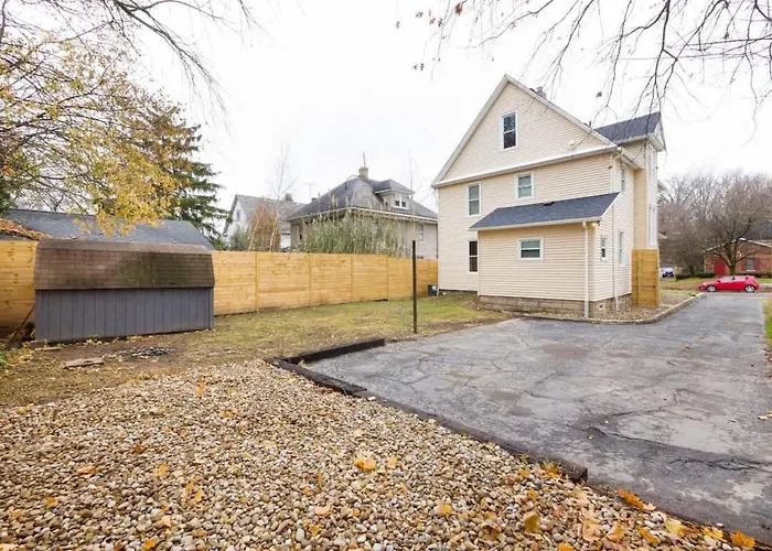 Walk To Highland Square, Sleeps 8