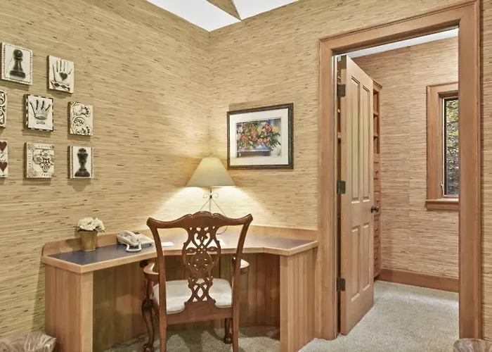 Lake Breeze Luxury Executive Retreat