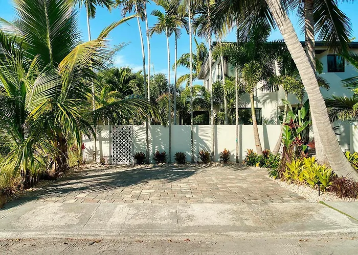 Art Deco Apt W Pool One Mile To Beach Pets Welcome