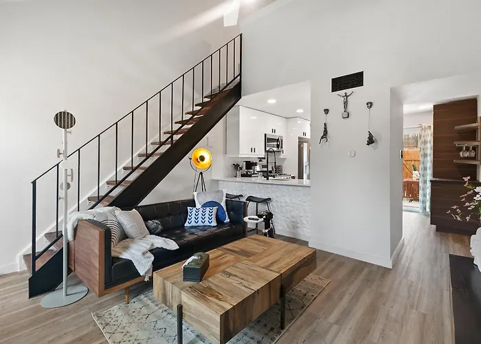 Contemporary Couples Getaway Near Austin Favorites - Loft 21