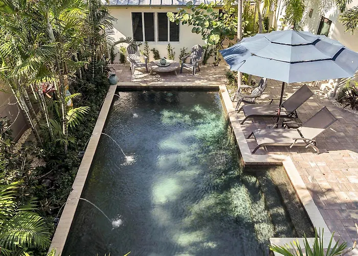 Art Deco Apt W Pool One Mile To Beach Pets Welcome
