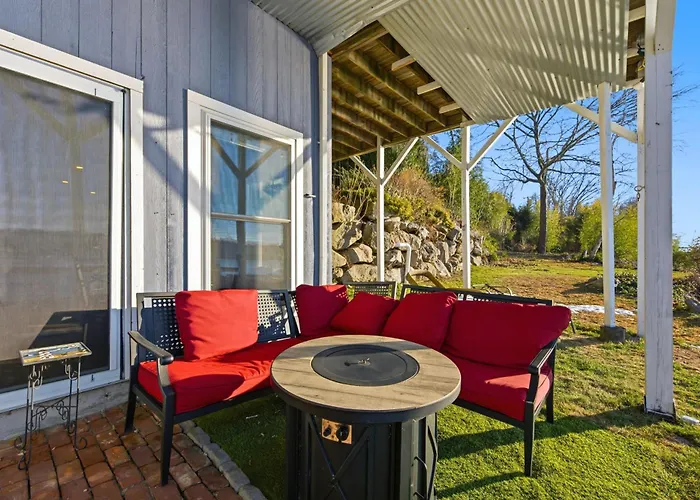 Riverside Retreat-Waterfront Walkout Apartment