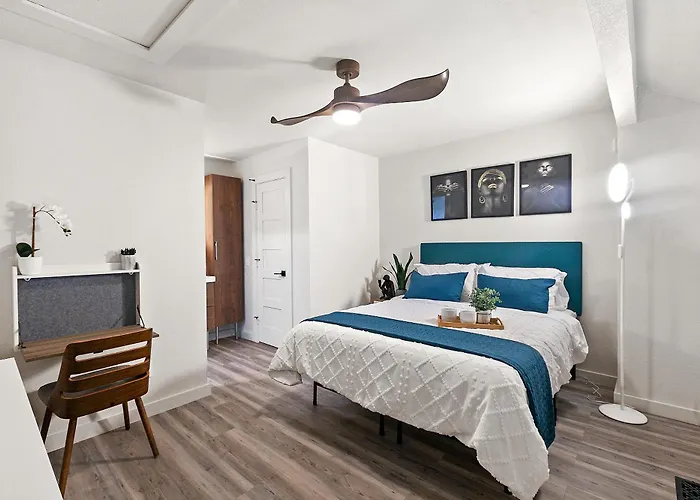 Contemporary Couples Getaway Near Austin Favorites - Loft 21