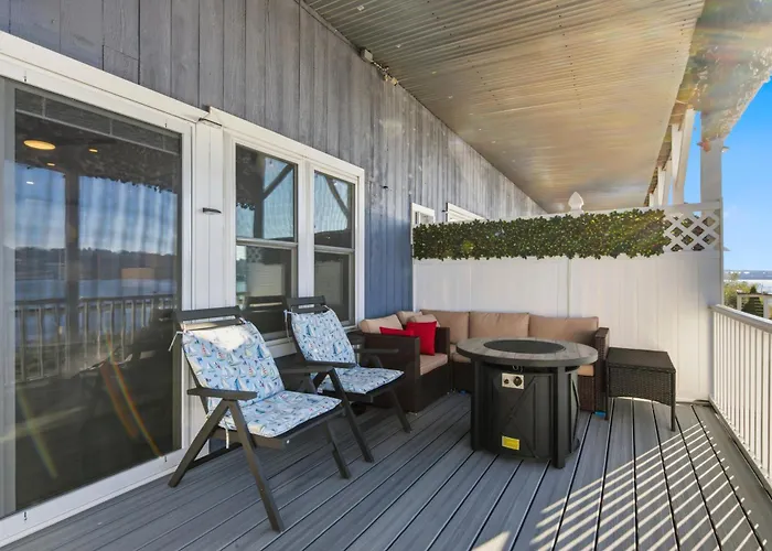 Riverside Retreat Waterfront Guest Suite