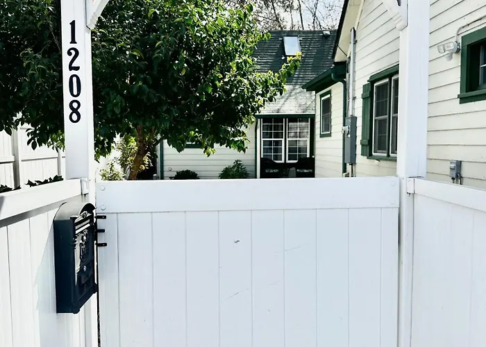 Near Downtown- Kitchen-Washerdryer-Parking