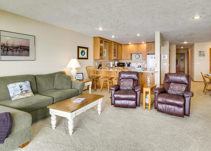 Lincoln Beach Condo W/ Balcony + Ocean Views!
