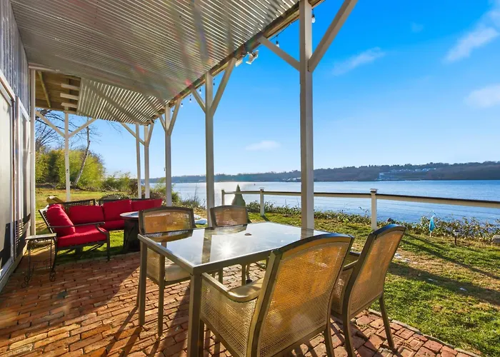 Riverside Retreat-Waterfront Walkout Apartment
