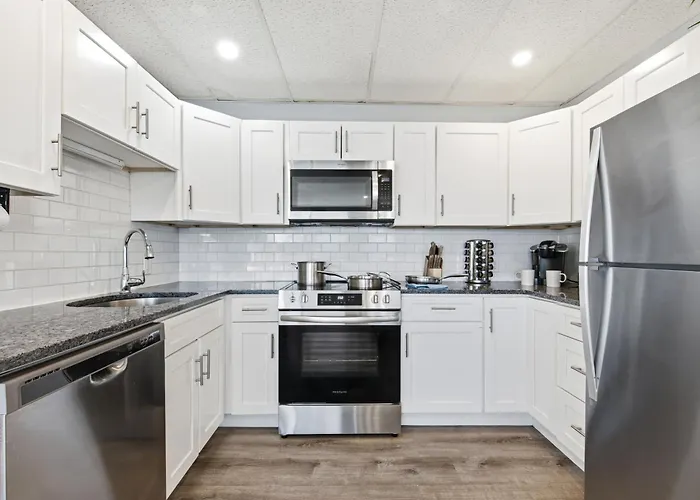 Riverside Retreat-Waterfront Walkout Apartment