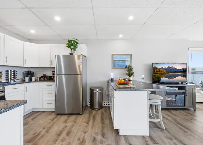 Riverside Retreat-Waterfront Walkout Apartment