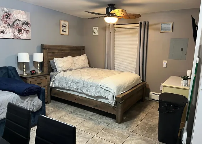 Just Like Being At Home- Newly Renovated Unit