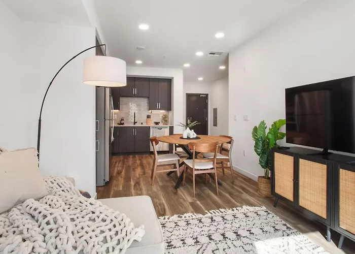 Luxury 1Bdr Centrally Located In Hollywood