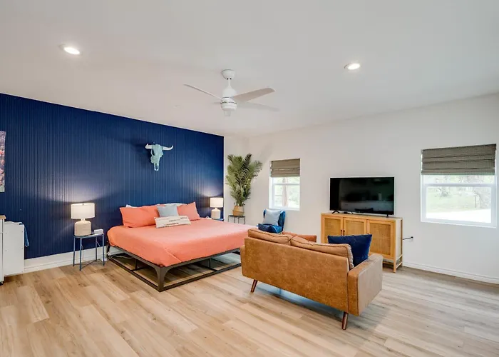 Lake View Apartment With Kitchen - On 3 Acres Adjacent Shared Walls With Main House