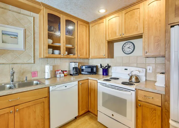 Lincoln Beach Condo W/ Balcony + Ocean Views!