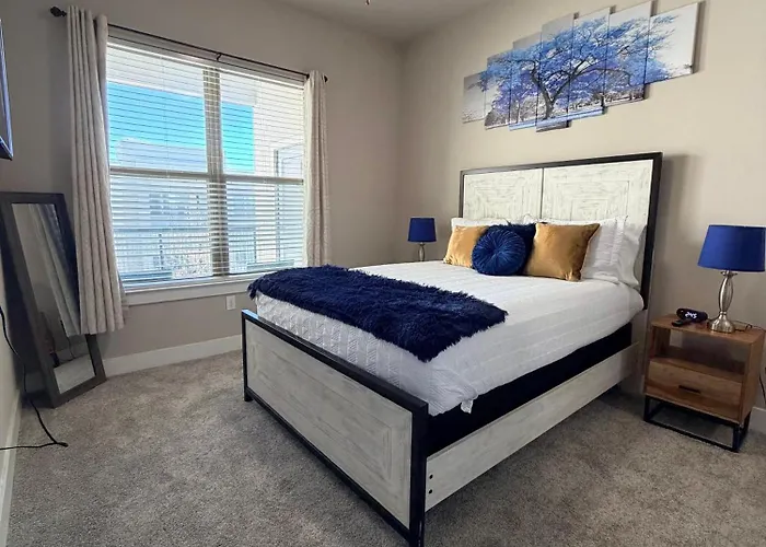 Pool View! Near Dallas Love Field! Medical District! Downtown Dallas!