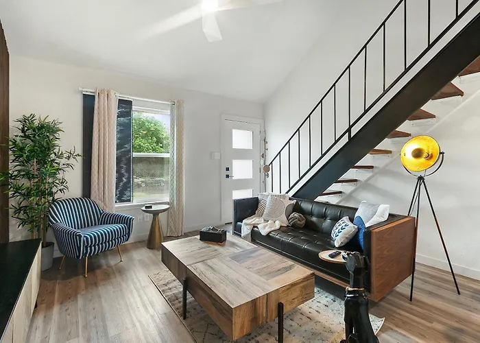Contemporary Couples Getaway Near Austin Favorites - Loft 21