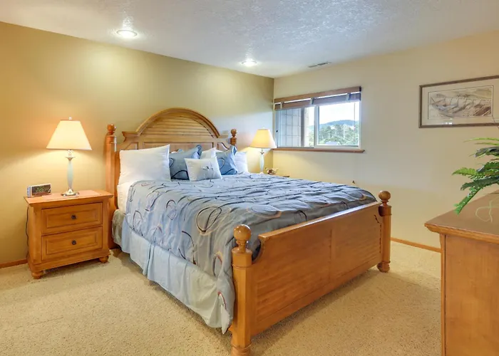 Lincoln Beach Condo W/ Balcony + Ocean Views!