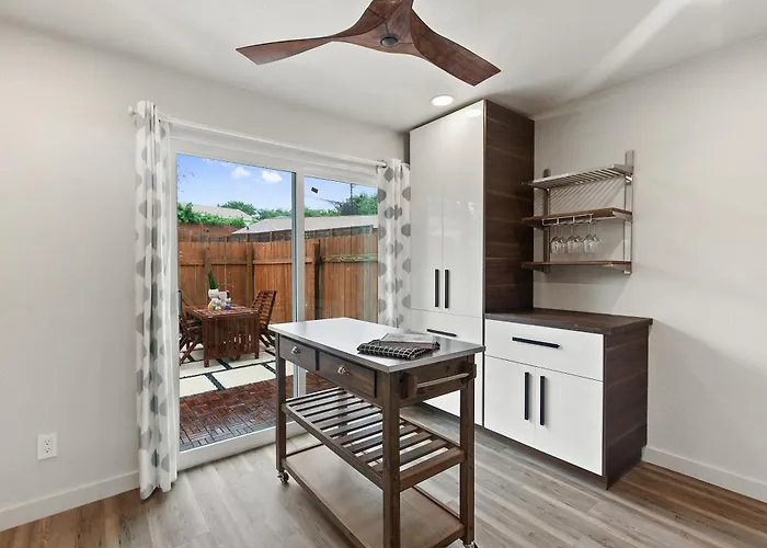 Contemporary Couples Getaway Near Austin Favorites - Loft 21