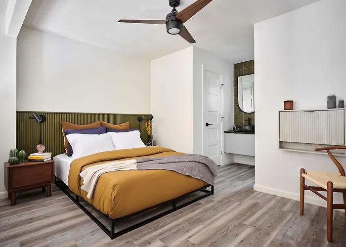 Midcentury Couples Designer Loft - Casa Tuya
