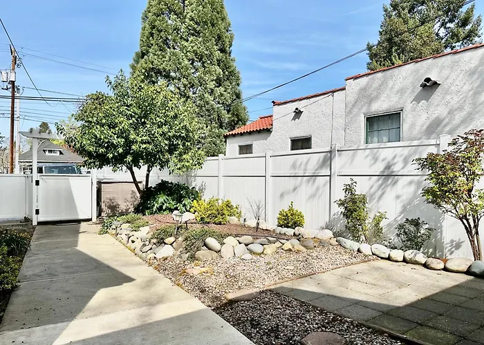 Near Downtown- Kitchen-Washerdryer-Parking