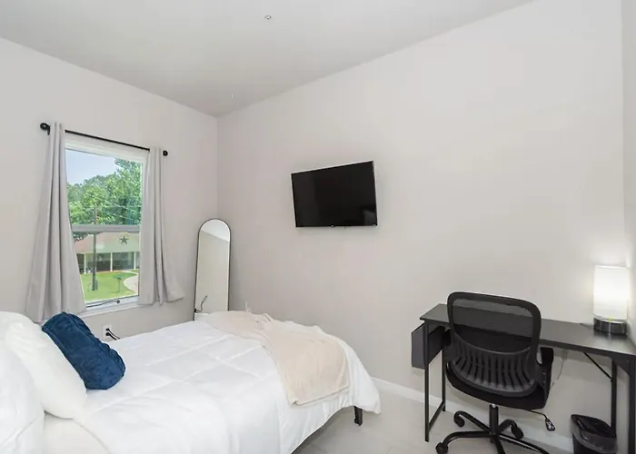 3Br Townhouse Near Lake Conroe, Nurse & Corp Extended Stays Welcome!