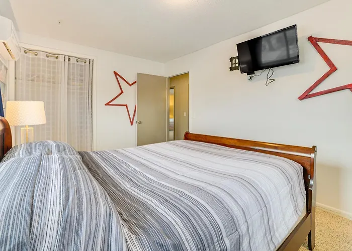 Peaceful Downtown East Tawas Lakefront Retreat
