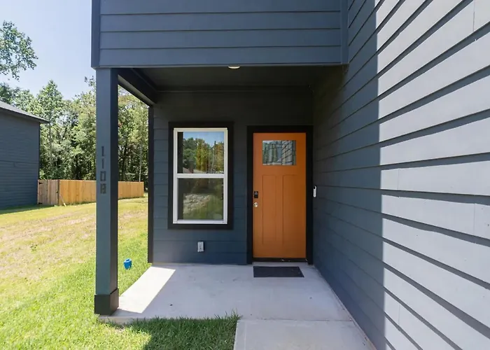 3Br Townhouse Near Lake Conroe, Nurse & Corp Extended Stays Welcome!