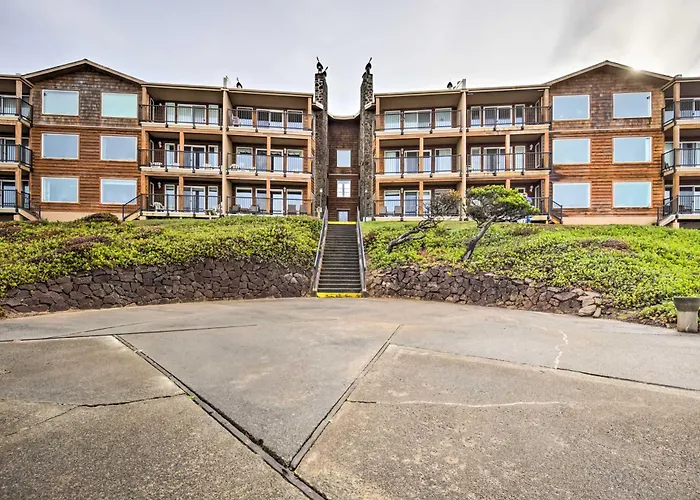 Lincoln Beach Condo W/ Balcony + Ocean Views!