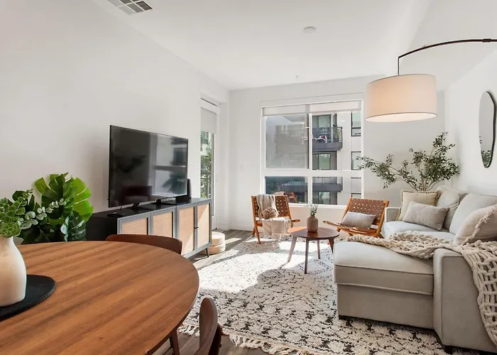Luxury 1Bdr Centrally Located In Hollywood