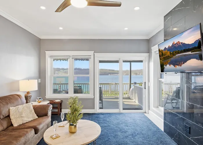 Riverside Retreat-Waterfront Guest Suite
