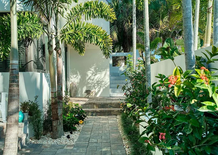 Art Deco Apt W Pool One Mile To Beach Pets Welcome