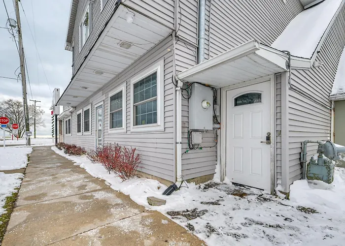 Peaceful Downtown East Tawas Lakefront Retreat