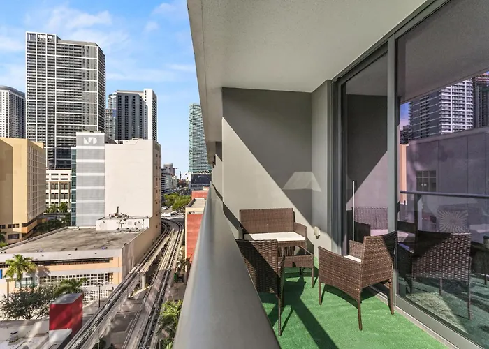 Breezy Stays Luxury Residences - Near Kaseya Center