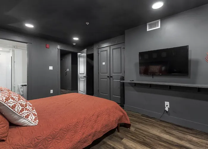 Derby City Plush Loft --- 6 Bed 4 Bath By Hollyhock Suites