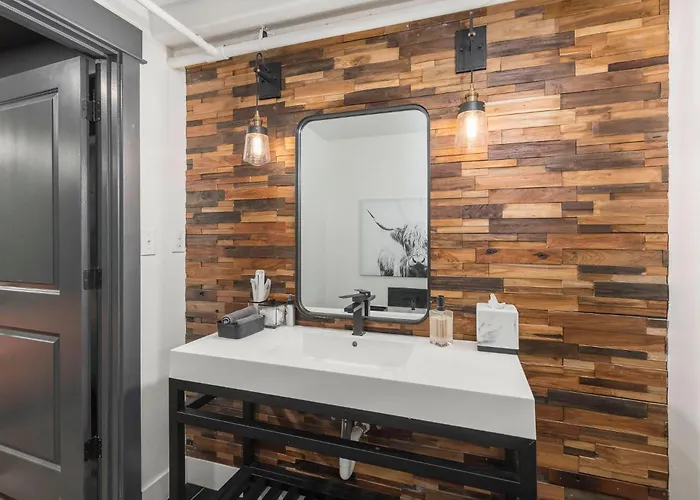 Derby City Plush Loft --- 6 Bed 4 Bath By Hollyhock Suites