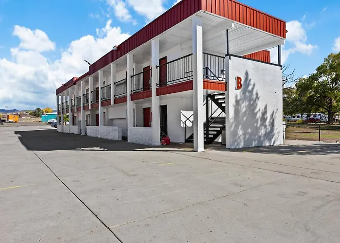 Red Arrow Inn & Suites, A Travelodge By Wyndham