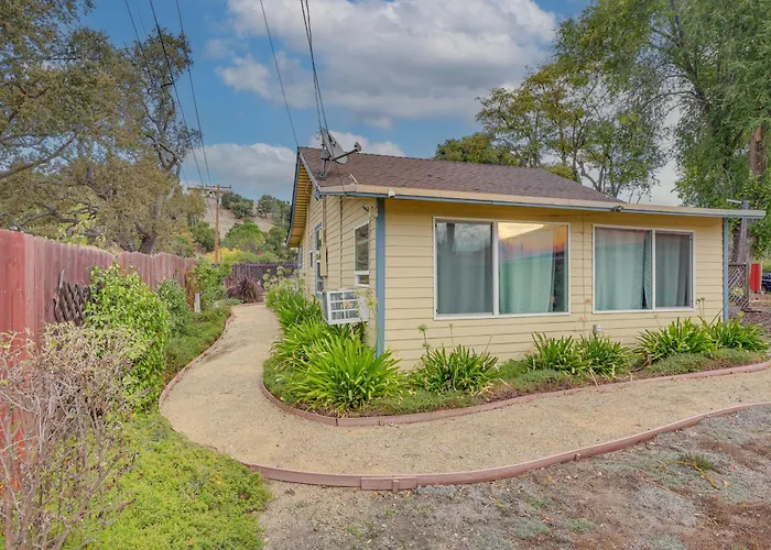 2 Mi To Dtwn Atascadero! Cozy Cottage W/ Yard