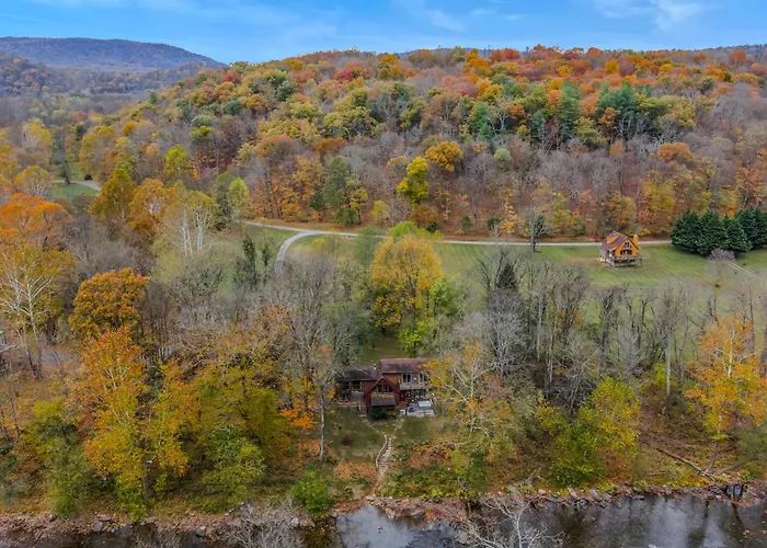River Time Cabin - Riverfront, Hot Tub, Screen Porch, Fishing, Games, View, 3 King Beds