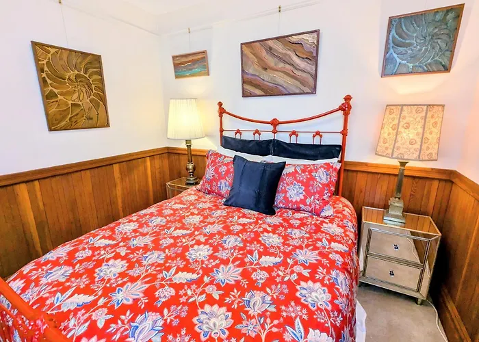 Perfect Location - 4Bd,1Ba - Restored Redwood Home