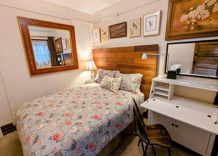 Perfect Location - 4Bd,1Ba - Restored Redwood Home